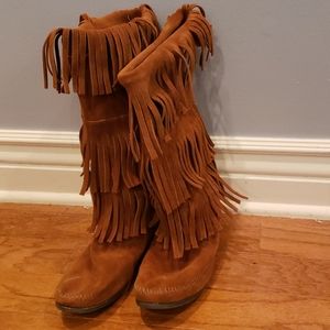 Minnetonka 3 tiered boots